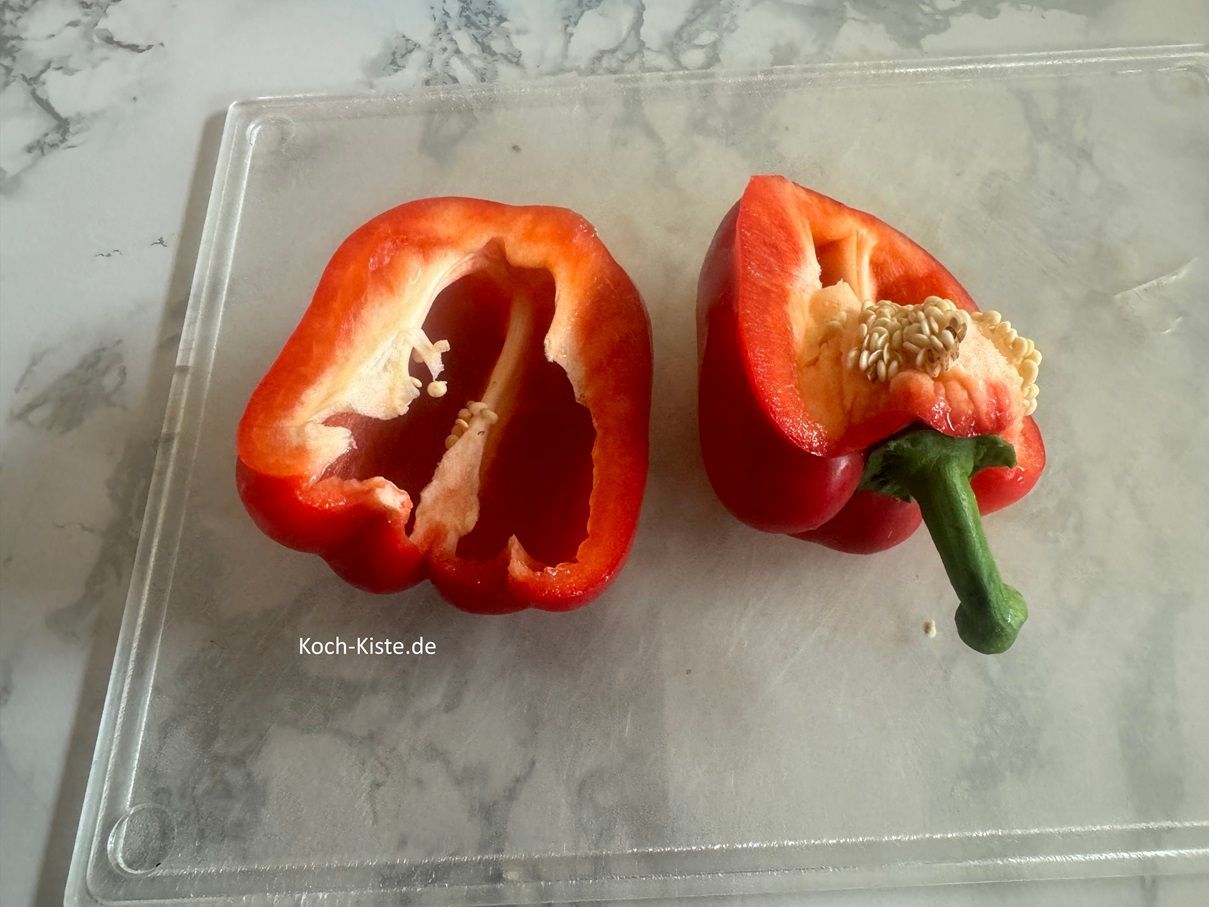 beginne damit die Paprika zu halbieren