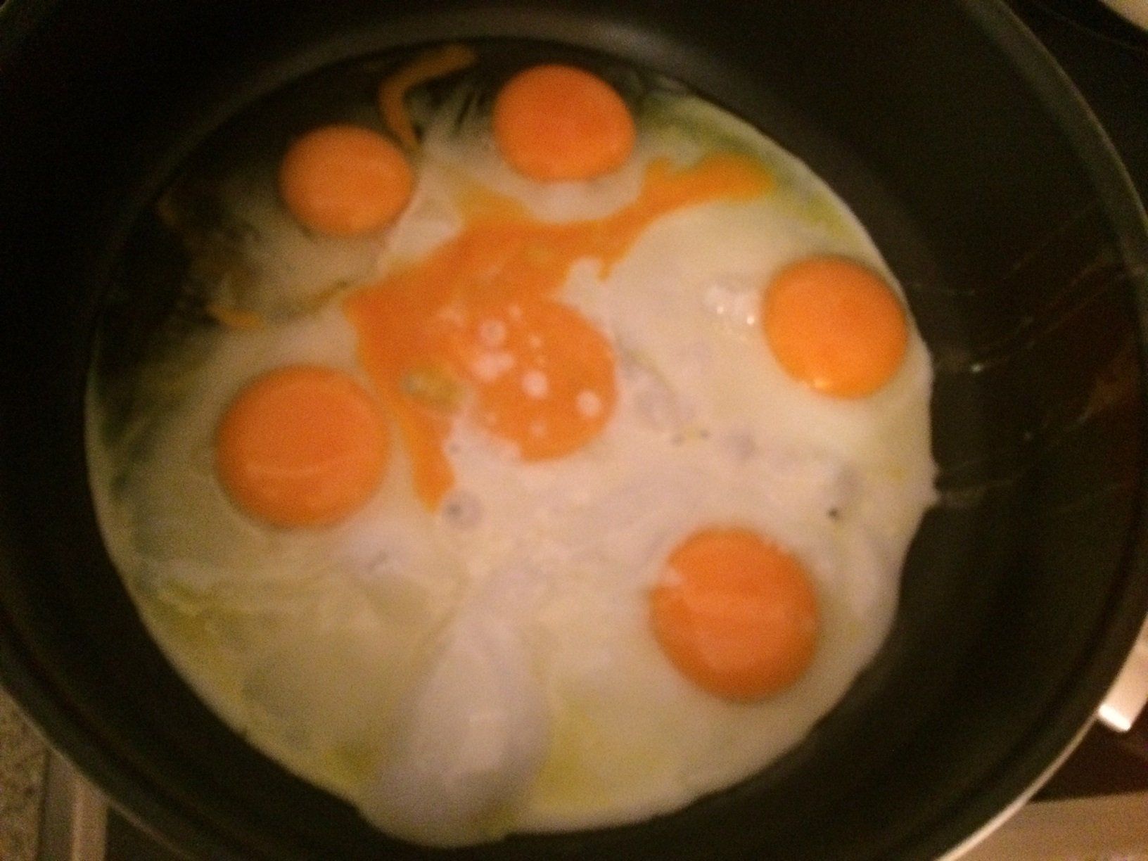 Eier in die Pfanne geben