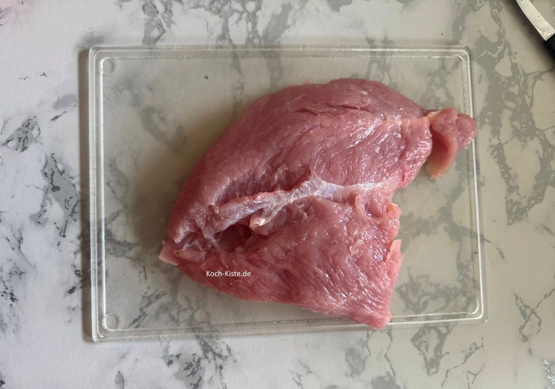 spüle die Putenbrust unter kaltem, fließendem Wasser ab, tupfe das Fleisch mit Küchenpappier trocken. Nun kannst Du eventuell vorhandende Fettstücke / Sehnen entfernen