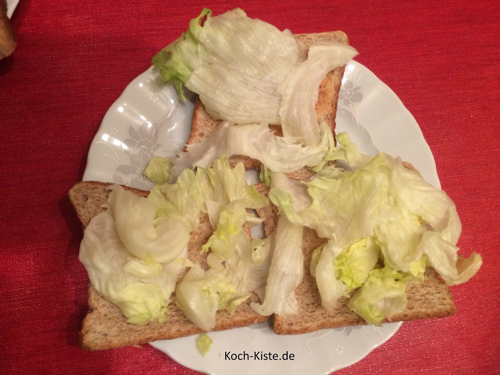 mit Eissalatblätter belegen