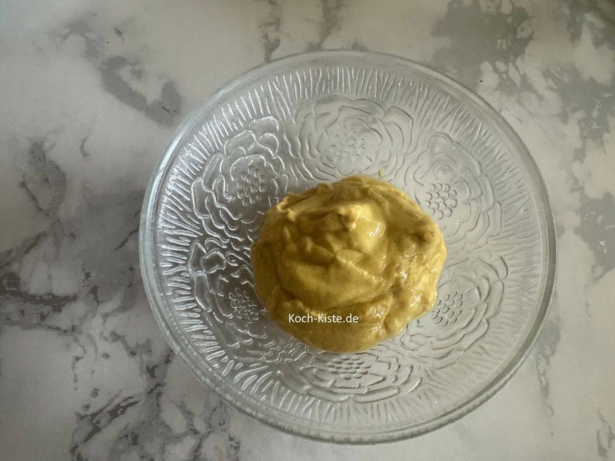 stelle die Schale auf die Kühenwaage auf 0 und wiege 70 g Senf ab