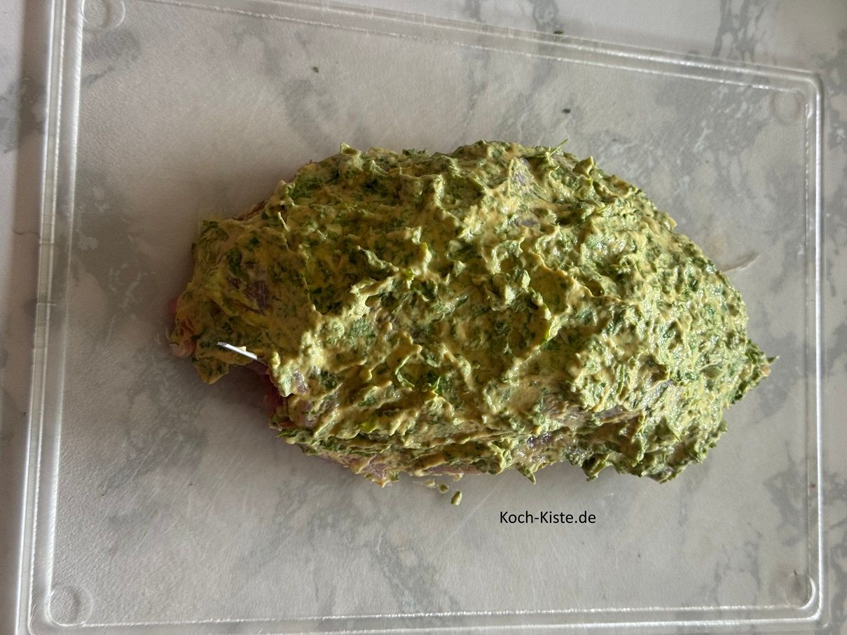 gebe mit dem Teelöffel die Kerbel-Senf Creme auf den Putenbraten