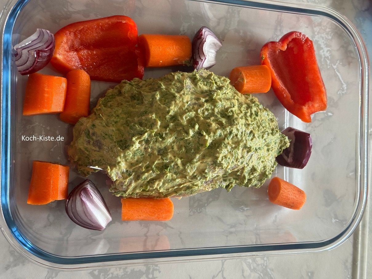 Dann lege den Kerbel Kräuter Braten in eine Aufflaufform und verteile das vorbereitetet Gemüse drum herum