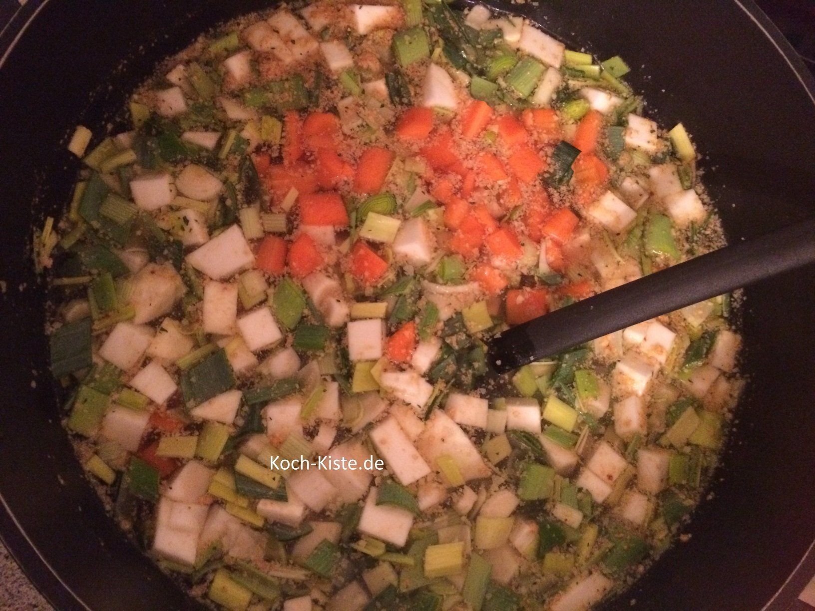 Sellerie, Wurzeln und Porreestücke mit Brühe