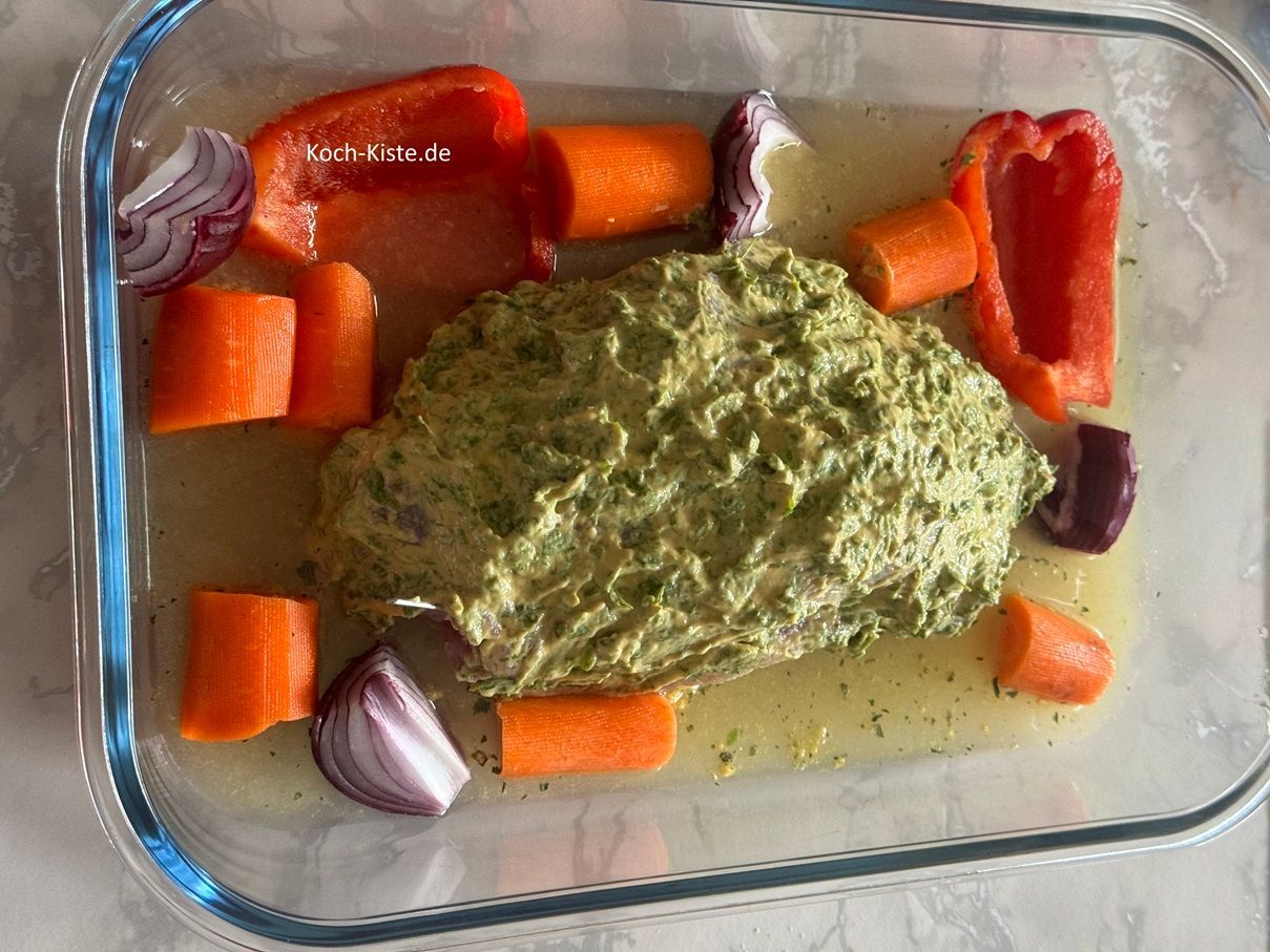 messe mit dem Messbecher 200 ml Wasser ab, gebe 2 Teelöffel Hühnerbrühepulver hinzu und verrühre alles miteinander. Dann gieße die Brühe vorsichtig in die Auflaufform.