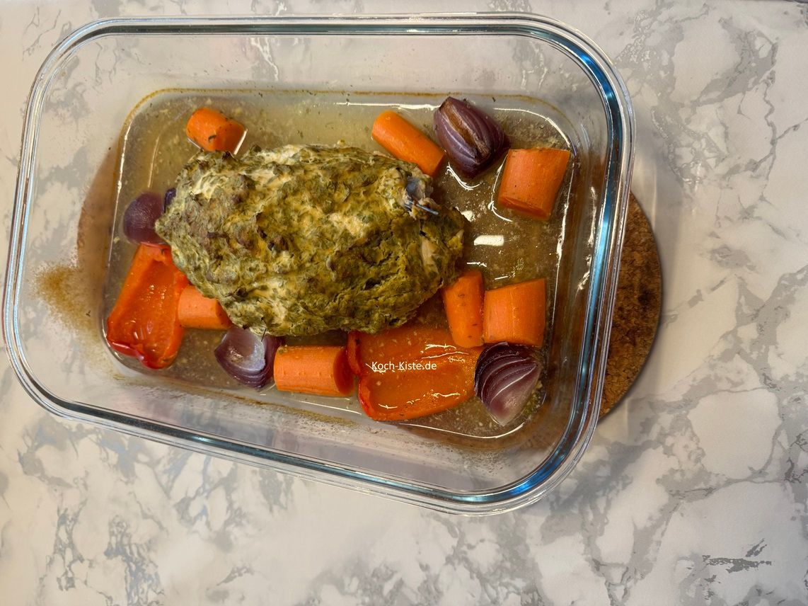 Ziehe Dir die Küchenhandschuhe an und nehme die Auflaufform mit dem Kerbel Kräuter Braten aus dem Ofen und stelle sie auf Untersetzer