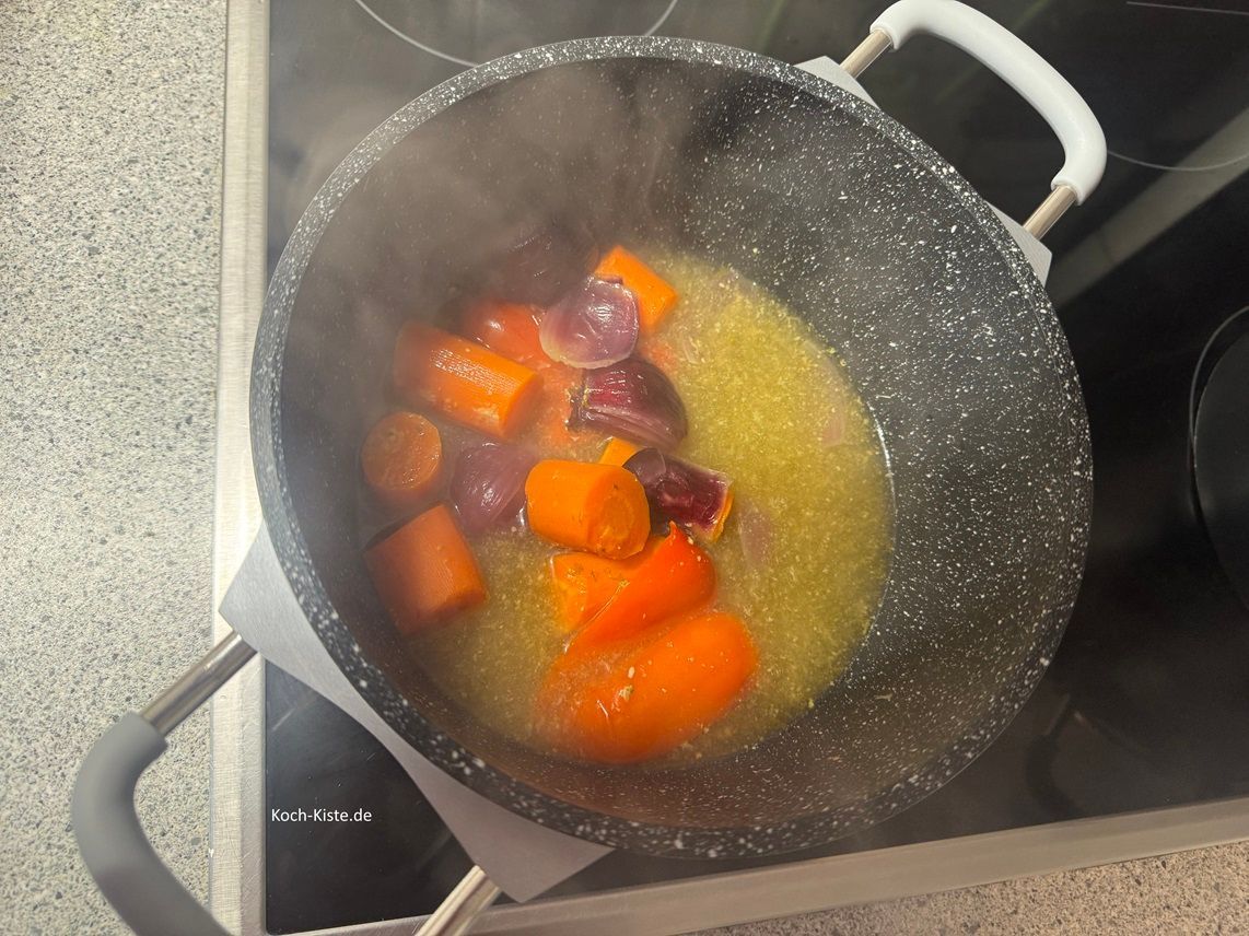 Schütte das Gemüse und die Flüssigkeit aus der Auflaufform in einen kleinen Topf