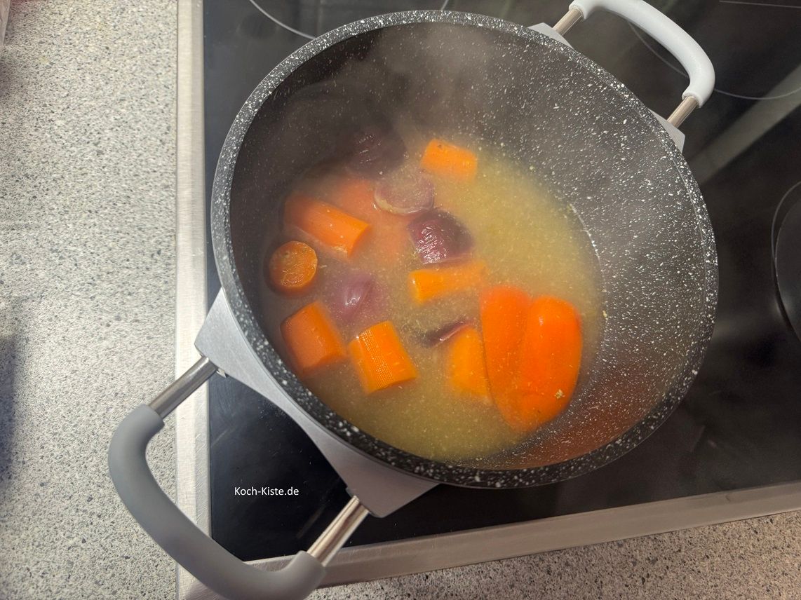 dann gieße das Wasser hinzu und pürriere alles sorgfältig