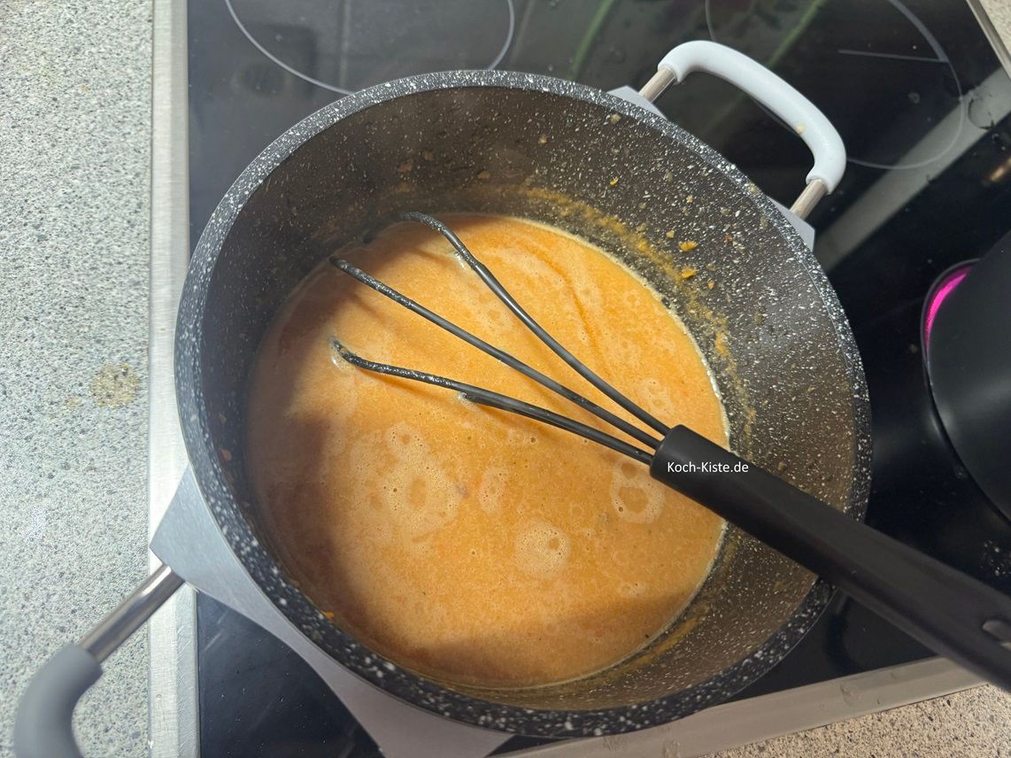 verrühre noch mal alles , koche es auf und binde die Soße mit dem Soßenbinder