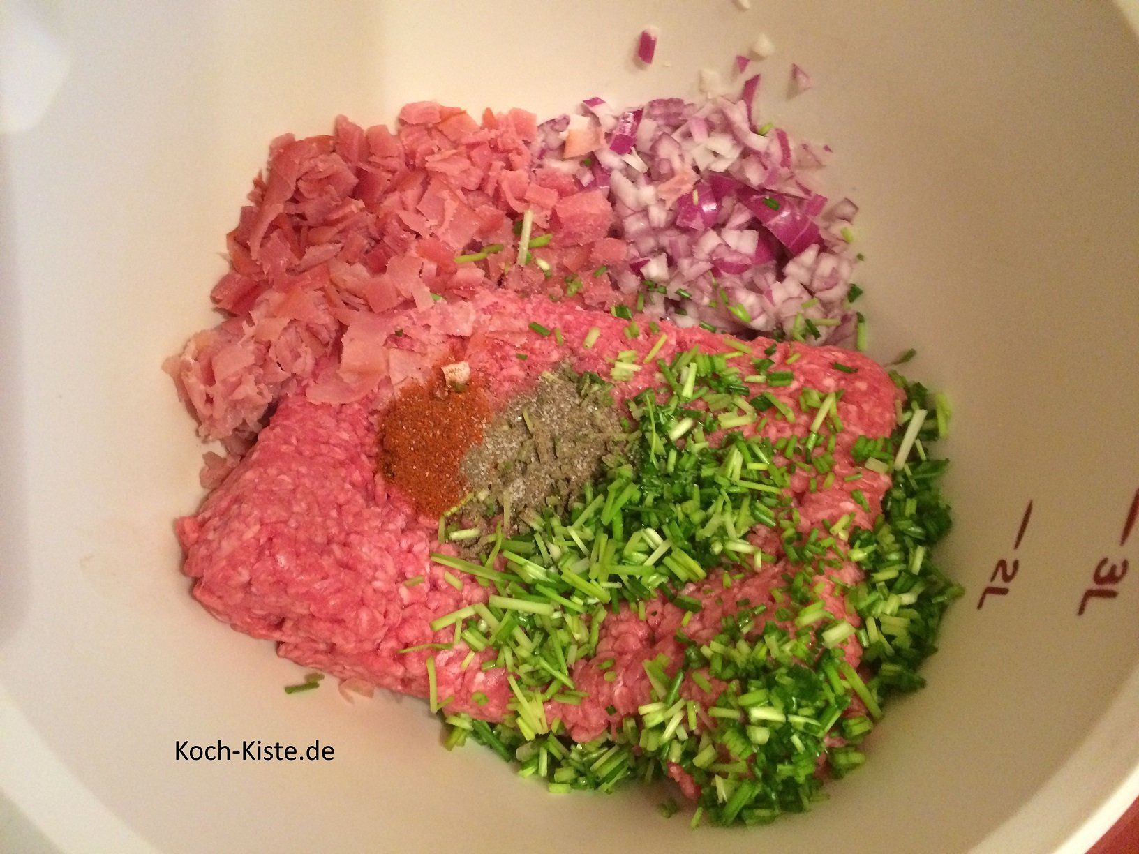 gebe Hack, Zwiebeln, Schnittlauch, Schinken, Eier und Gewürze in eine Rührschüssel