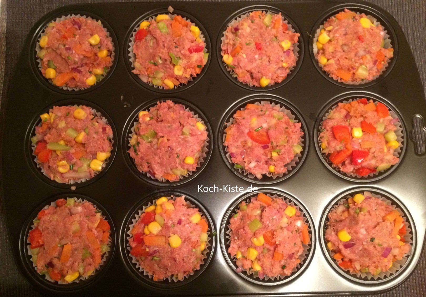 Gemüse-Hackmasse gleichmäßig in die Muffinförmchen füllen