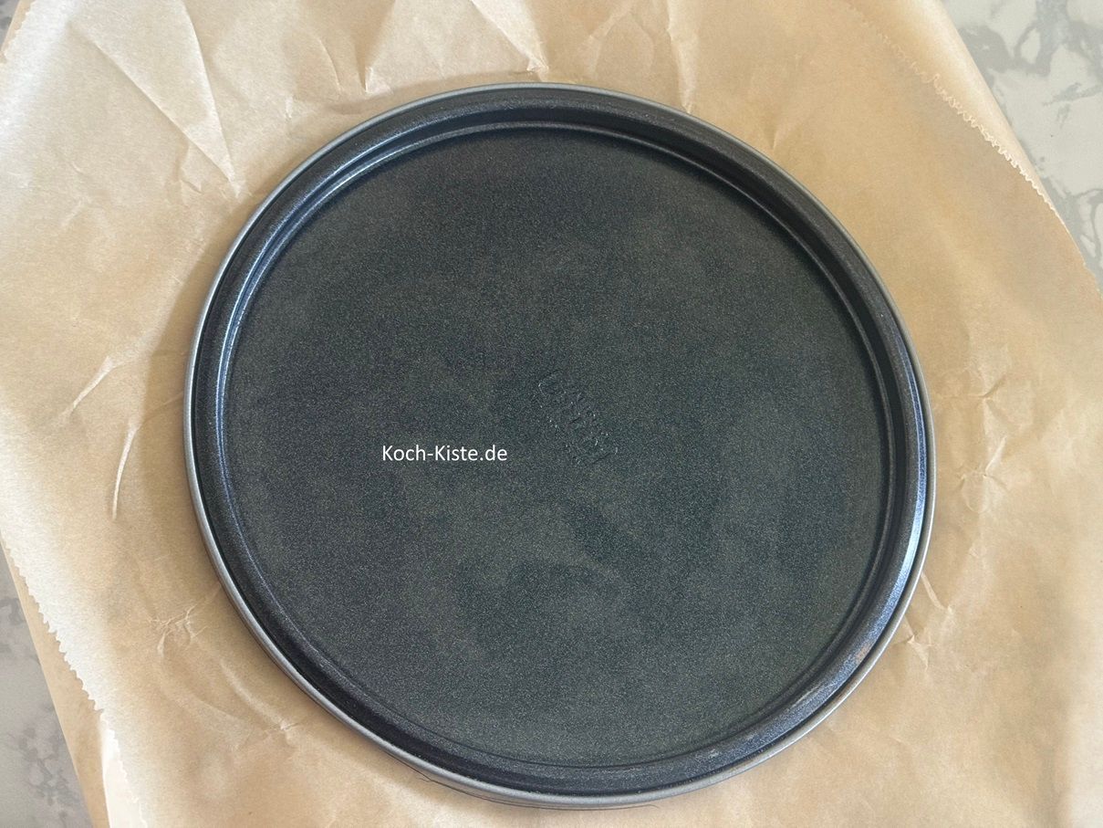 beginne damit den Springformboden auf einen Bogen Backpapier zu legen und nachzuzeichnen