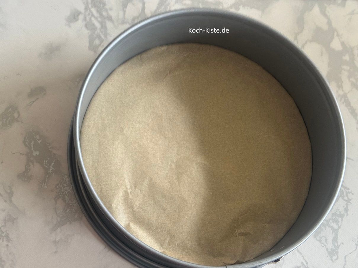 dann schneide das Backpapier aus und lege es unten in die Springform