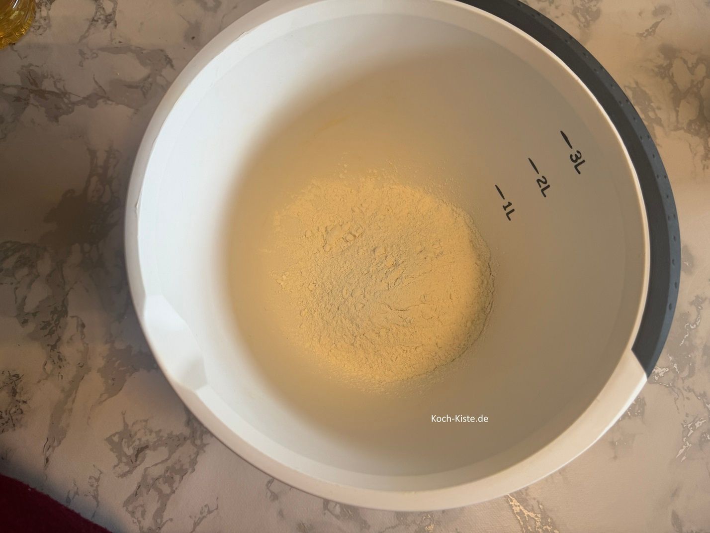 für den Teig: stelle die Rührschüssel auf die Küchenwaage auf 0 und wiege 90 g Zucker ab