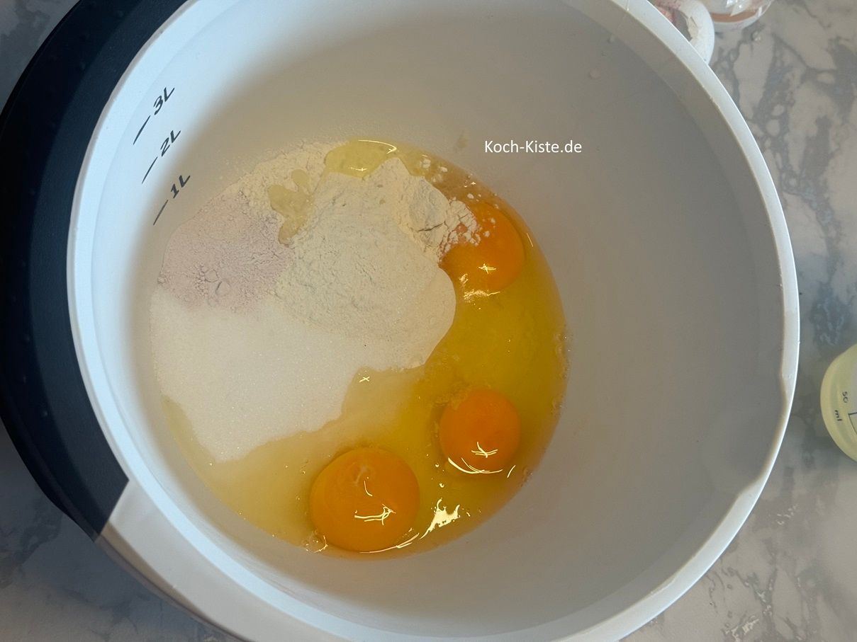 als nächstes dürfen die 3 Eier mit in die Rührschüssel