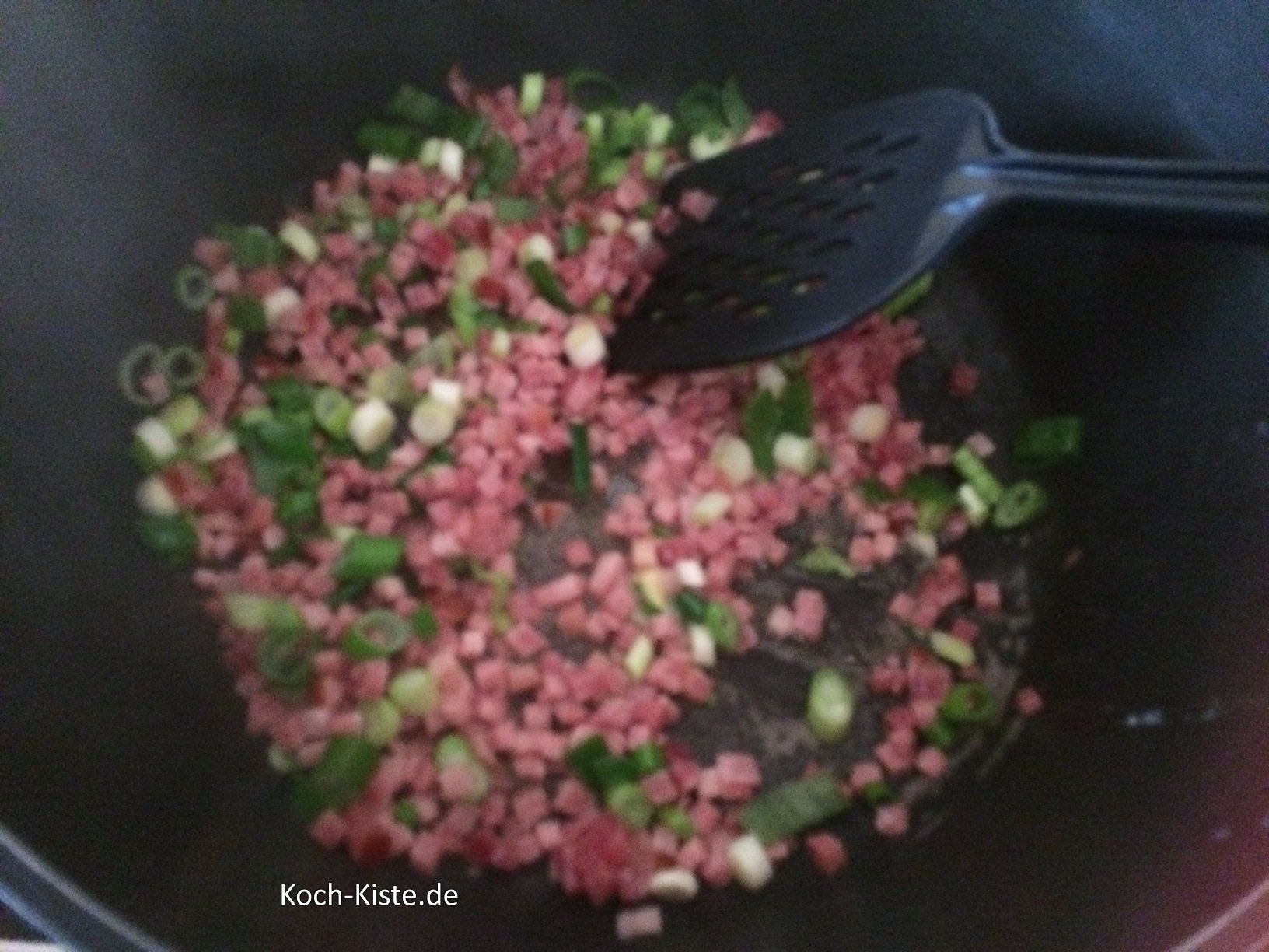 Schinkenwürfel und Lauchzwiebelringe anbraten