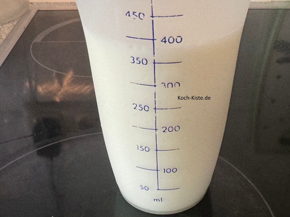 Für den Pudding messe in einem Messbecher 375 ml Milch ab