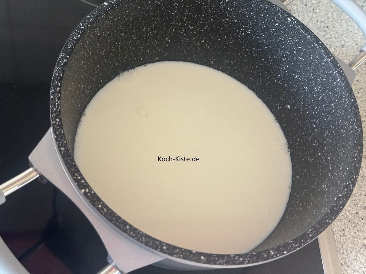 und gieße 275 ml Milch in einen kleinen Kochtopf