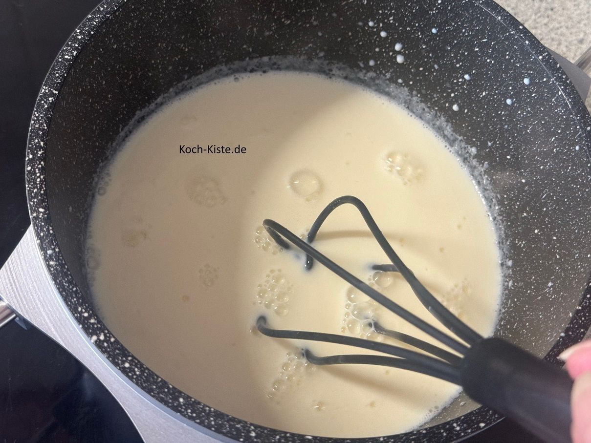 wenn die Milch anfängt zu Kochen, gieße unter ständigem Rühren , mit dem Schneebesen, das Puddingpulver Gemisch in den Kochtopf - Du merkst wenn es anfängt anzudicken- dann kannst Du den Topf von der Herdplatte ziehen.