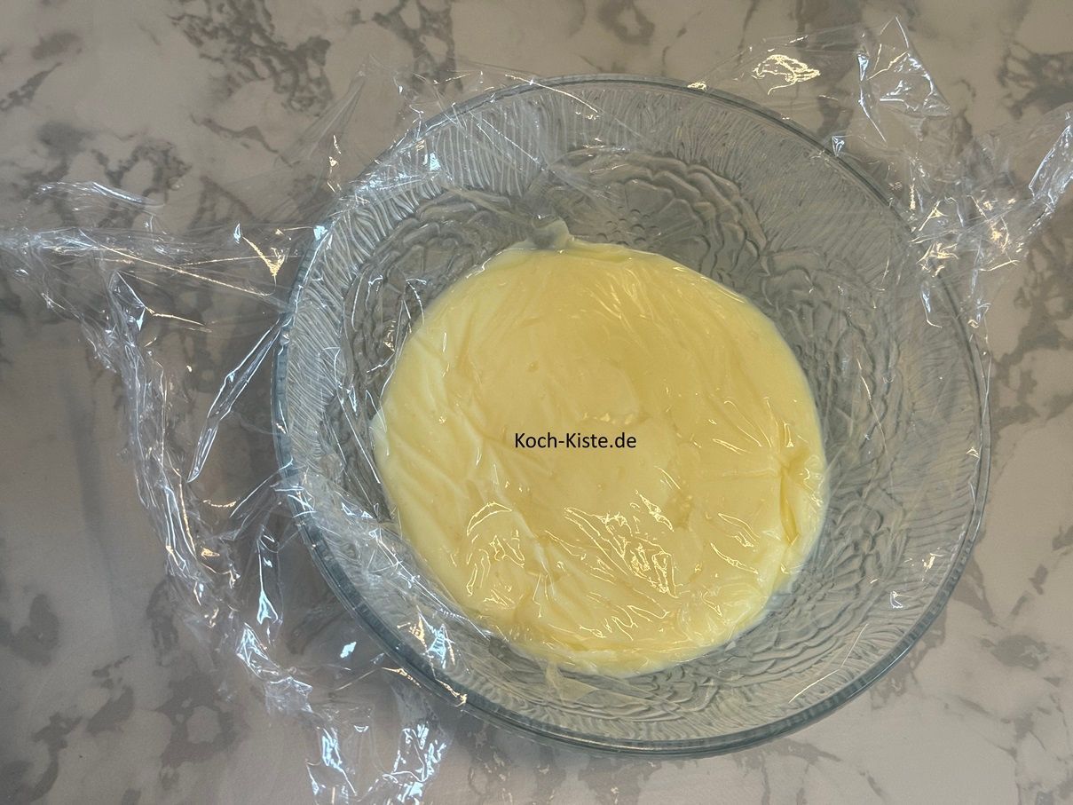 und lege sofort die Klarsichtfolie direkt auf den Pudding -damit verhinderst Du das der Pudding eine Haut bildet.