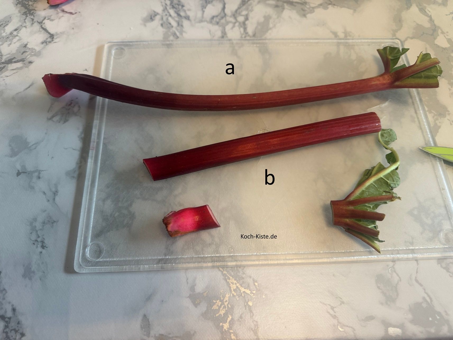 lege die Stangen nacheinander auf das Schneidebrett und entferne je oben und unten ein Stück