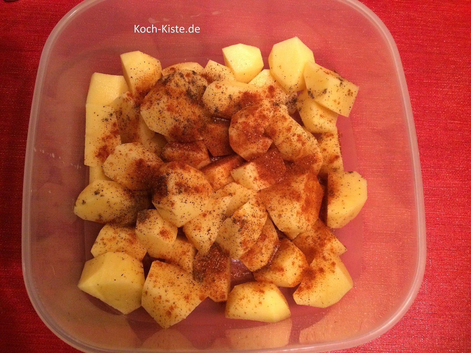 Kartoffelstücke würzen und ölen