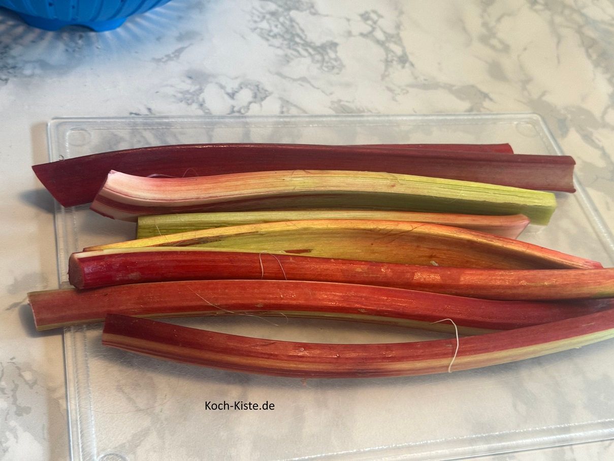 wenn an den Rhabarberstangen kleine Stellen sind must Du sie äußere Schicht von oben nach unten hin abziehen.