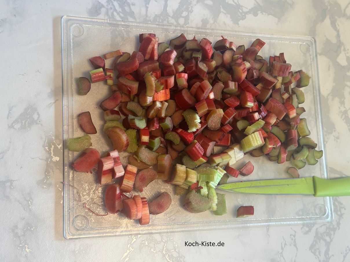schneide die Rhabarberstangen in kleine Stücke