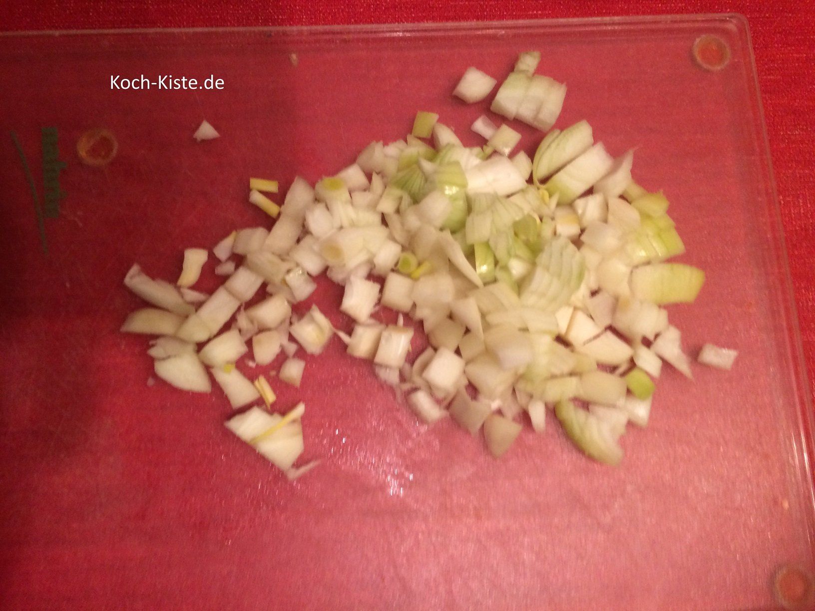 Zwiebel pellen und klein würfeln