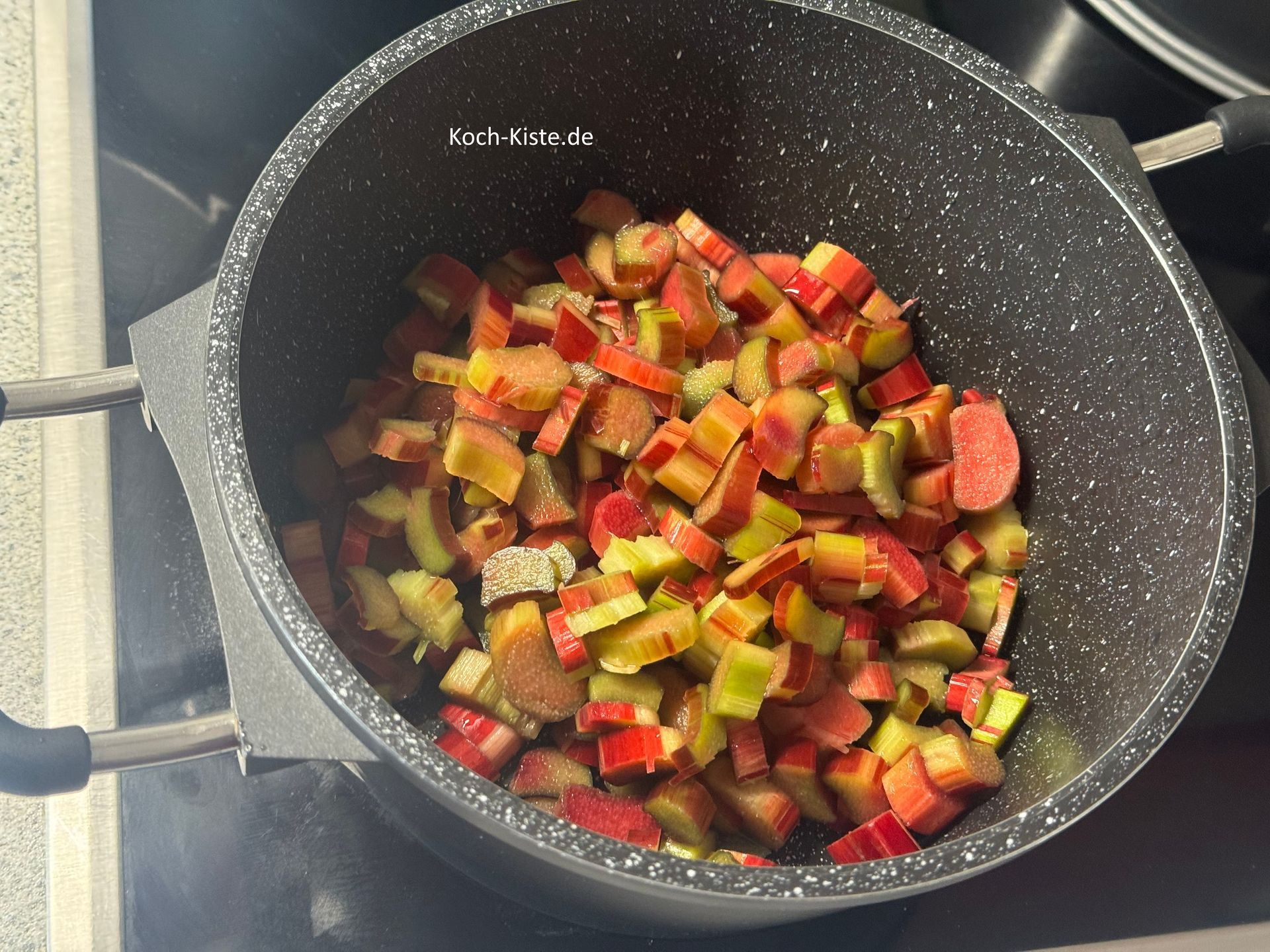 gebe die Rhabarberstücke in den Kochtopf