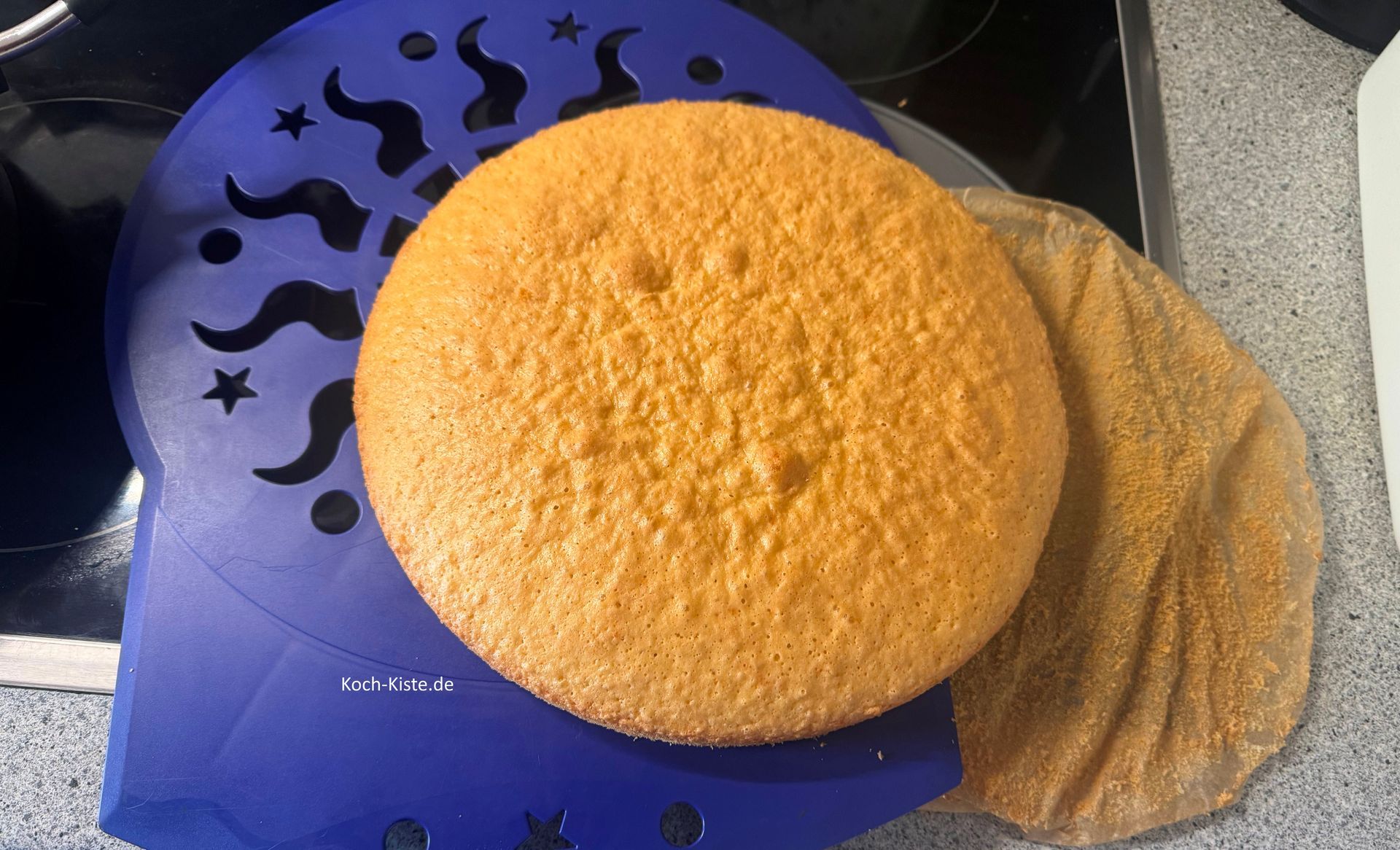 schiebe das Tortenhebeblech vorsichtig von einer Seite unter den Tortenboden