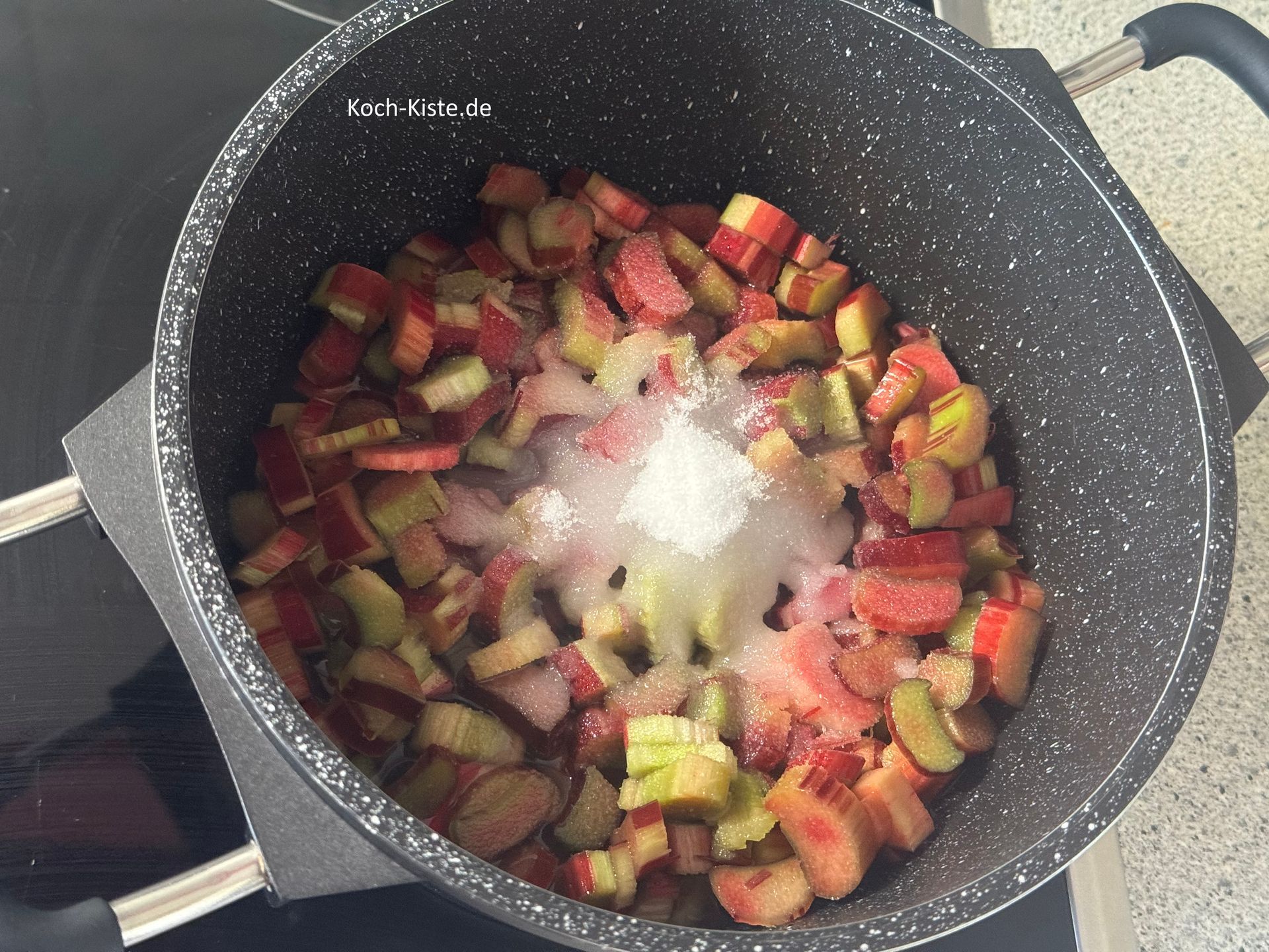 gebe 200 Milliliter Wasser und 6 Esslöffel Zucker hinzu