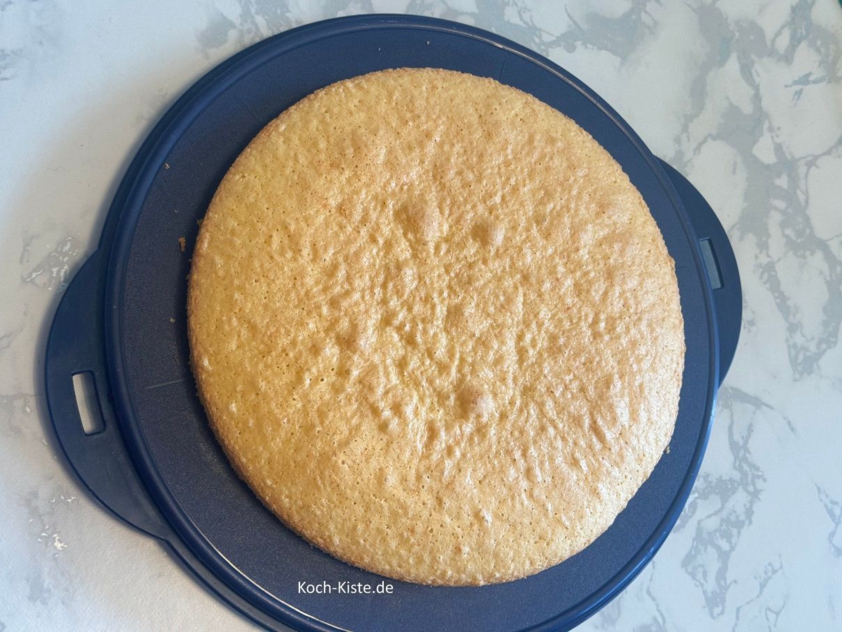und hebe den Tortenboden auf eine Tortenplatte.