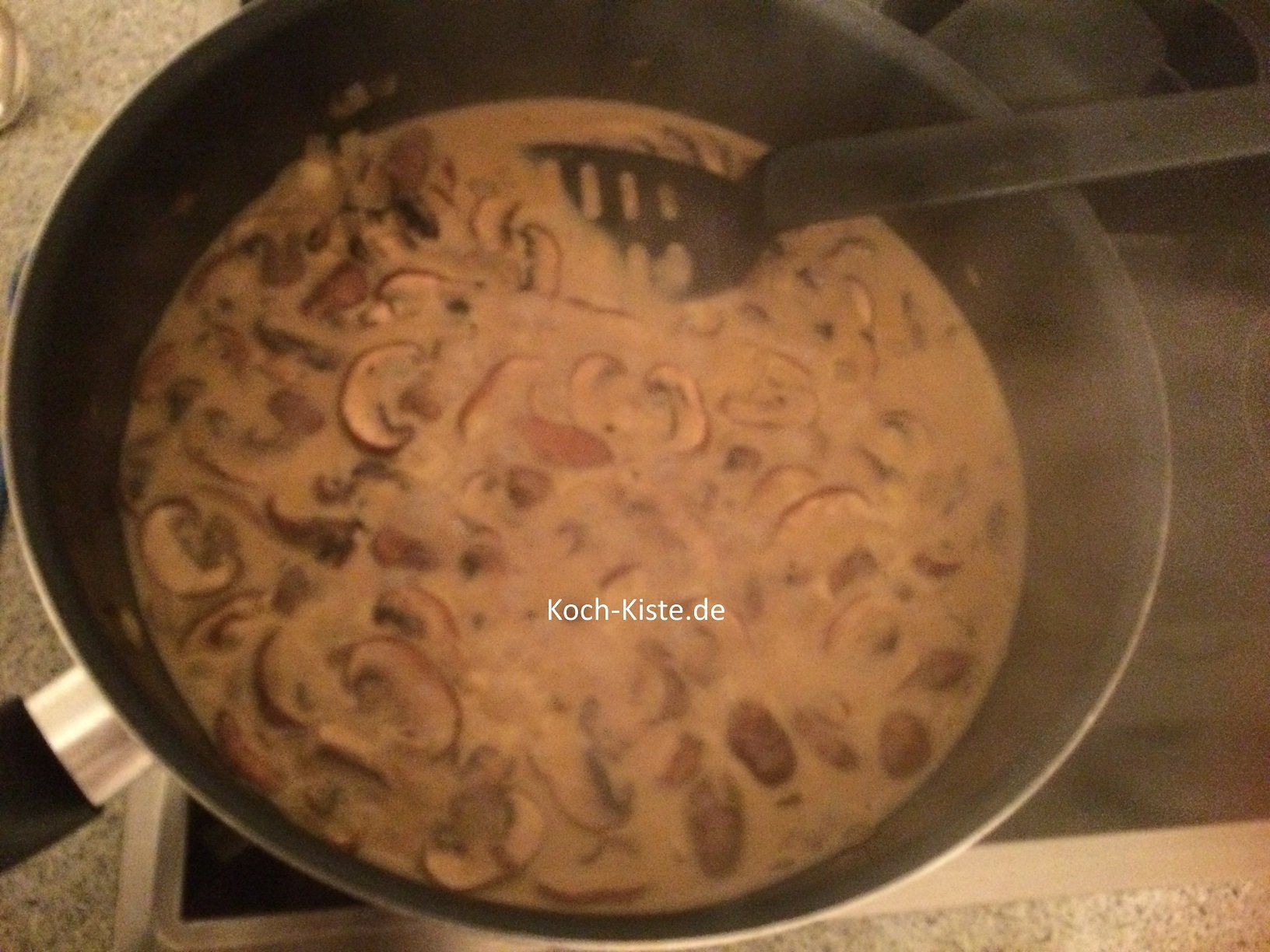 Sahne, Brühe und Senf hinzu geben und köcheln lassen