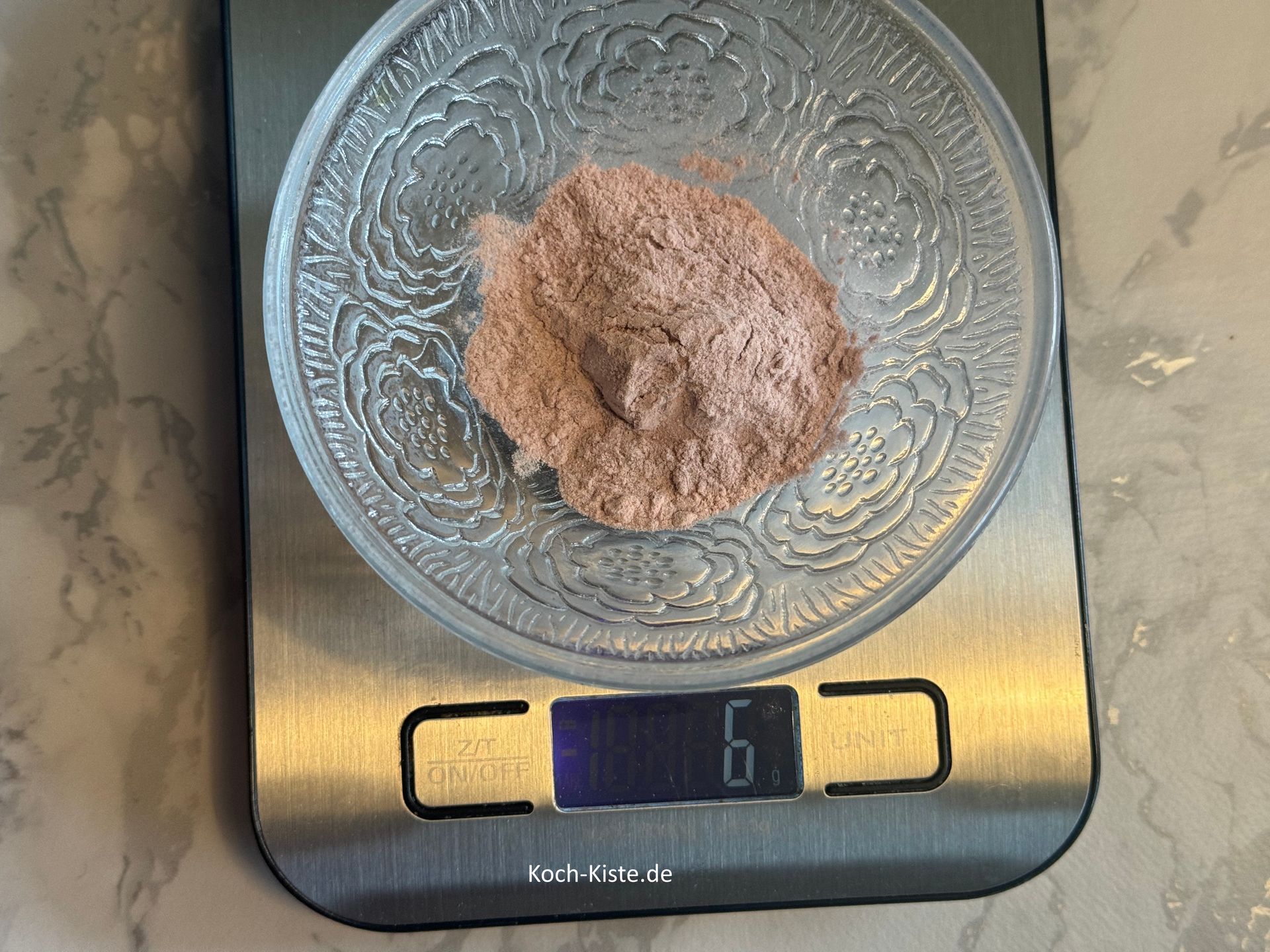 stelle Dir zwischendurch eine kleine Schale auf die Küchenwaage auf 0 und wiege 6 Gramm Tortengusspulver ab