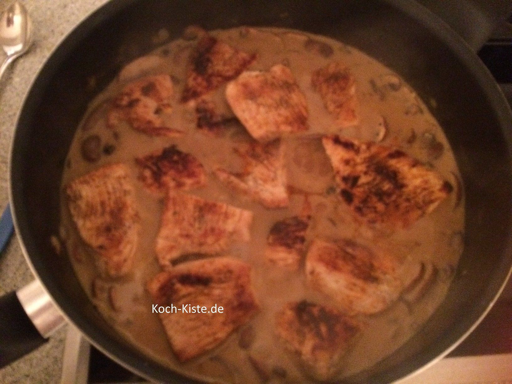 Schnitzel wieder in die Pfanne geben , unterheben und ca. 4 Minuten köcheln lassen bis die Schnitzel wieder heiß sind