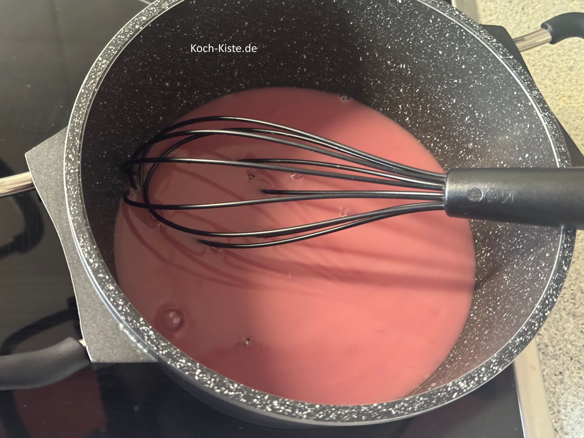 gieße das Wasser mit in den Topf und bringe alles unter stängigem Rühren zum Kochen