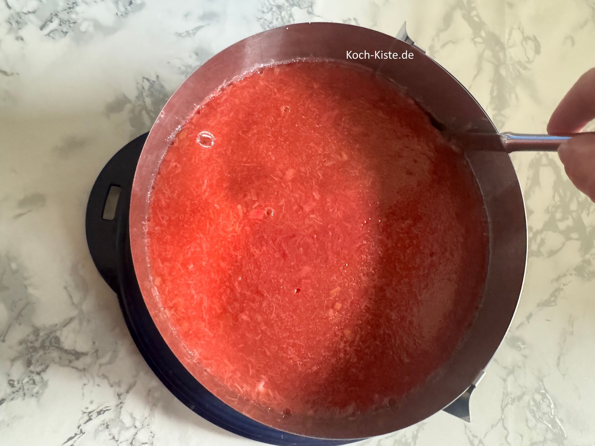 gehe mit einem Tafelmesser zwischen Rhababer Torte und Tortenring.