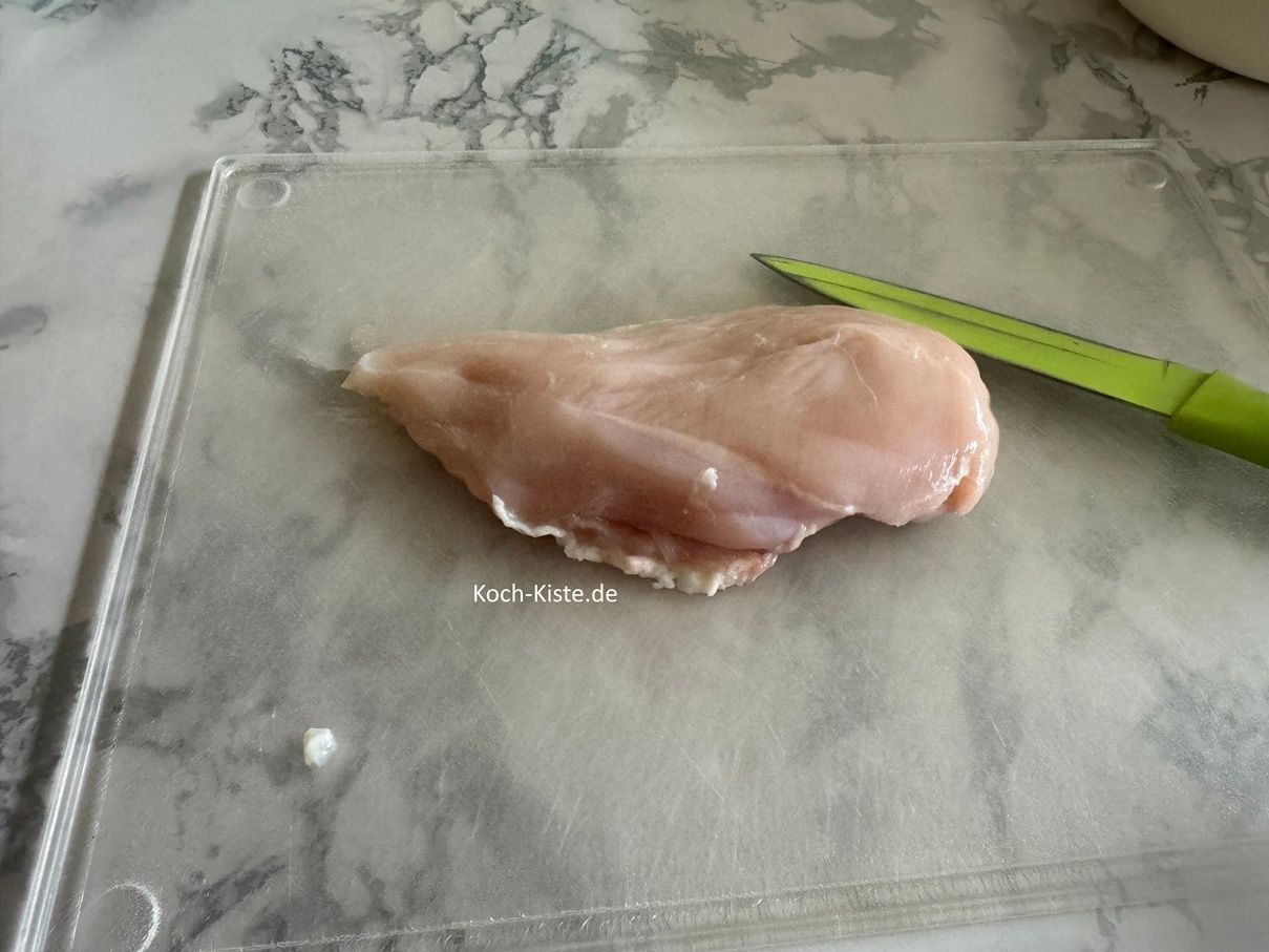 spüle das Hähnchenbrustfilet unter kaltem, fließendem Wasser ab , lasse es abtropfen und lege es auf das Schneidebrett