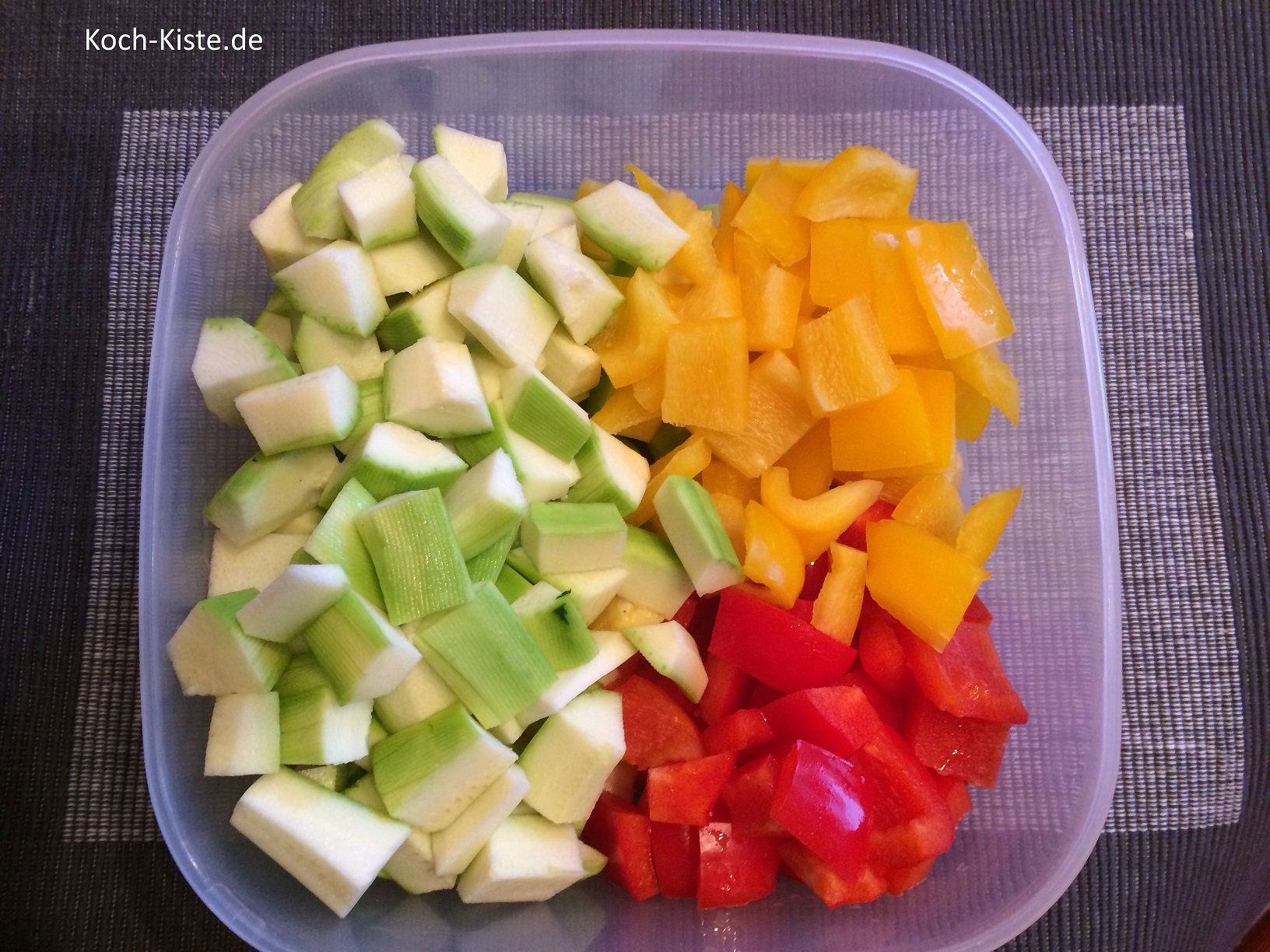 Zucchini und Paprika putzen und klein würfeln