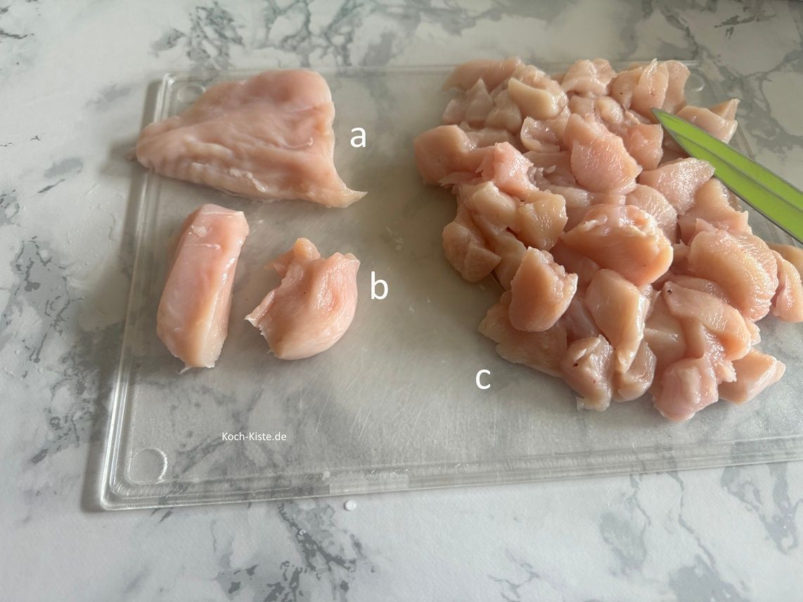 als nächstes halbiere das Fleischstück (a) , schneide es in Streifen (b) und dann in kleine Stücke (C)