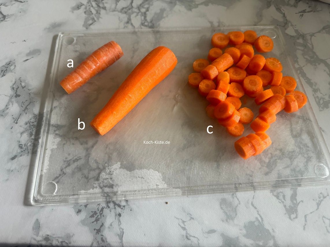 lege zuerst die Wurzeln auf das Schneidebrett und entferne oben und unten ein kleines Stück (a) , dann schäle die Wurzeln mit dem Sparschäler (b) und schneide die Wurzeln in Scheiben (c)