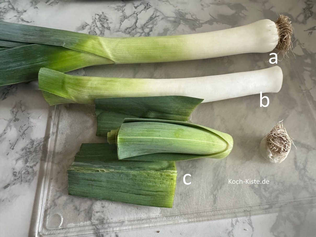 lege die Porreestangen auf das Schneidebrett(a) , entferne unten das Wurzelstück (b) und oben etwas von dem Grünen (c)