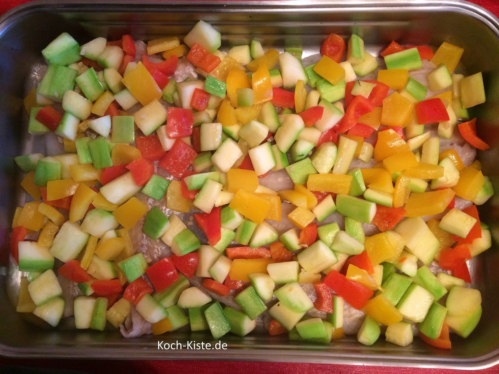 Gemüse über den Fisch geben