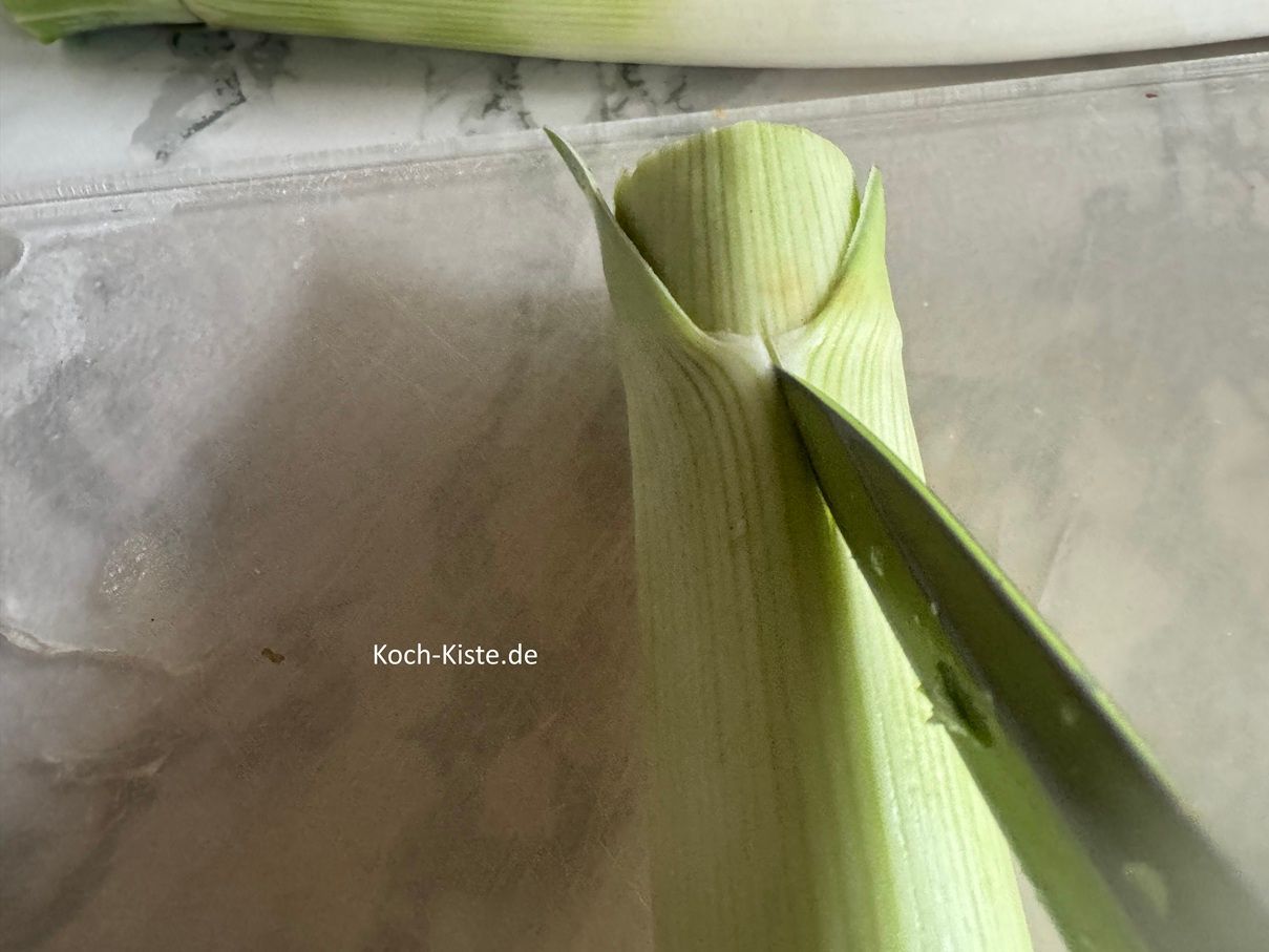 als nächstes schneide oben am Grünansatz - schräge ein - jetzt kannst Du die äußere Schicht nach unten hin abziehen