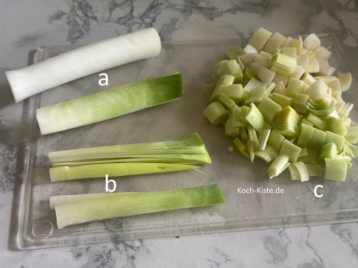 nun lege eine Porreestange auf das Schneidebrett und halbiere sie (a) , viertel sie (b) und schneide sie in kleine Stücke (c)