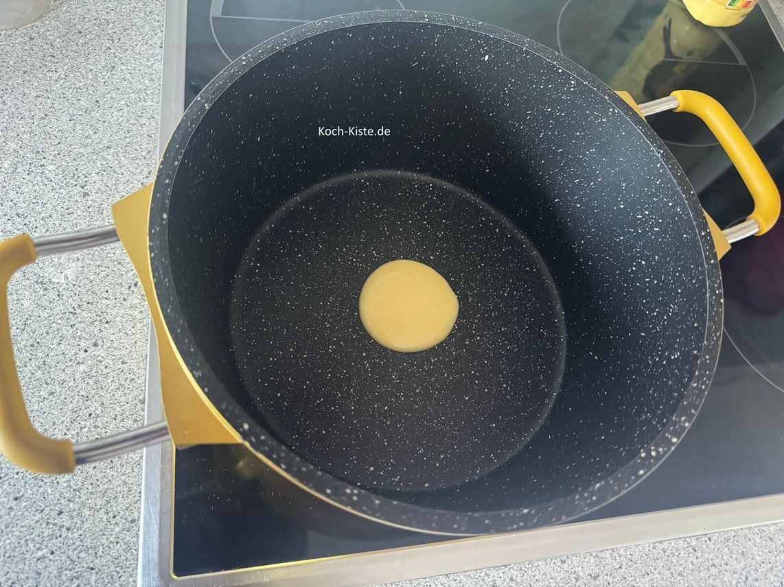 Gebe 3 Esslöffel Pflanzencreme in einen mittleren Kochtopf