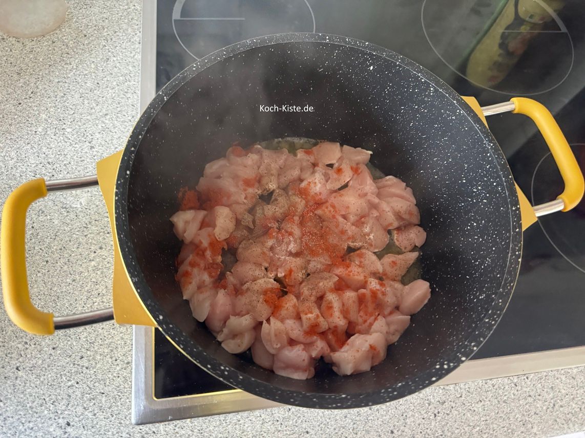 1/2 Teelöffel Salz, 1 gestrichenen Teelöffel Pfeffer und 1 gehäuften Teelöffel Paprikapulver.