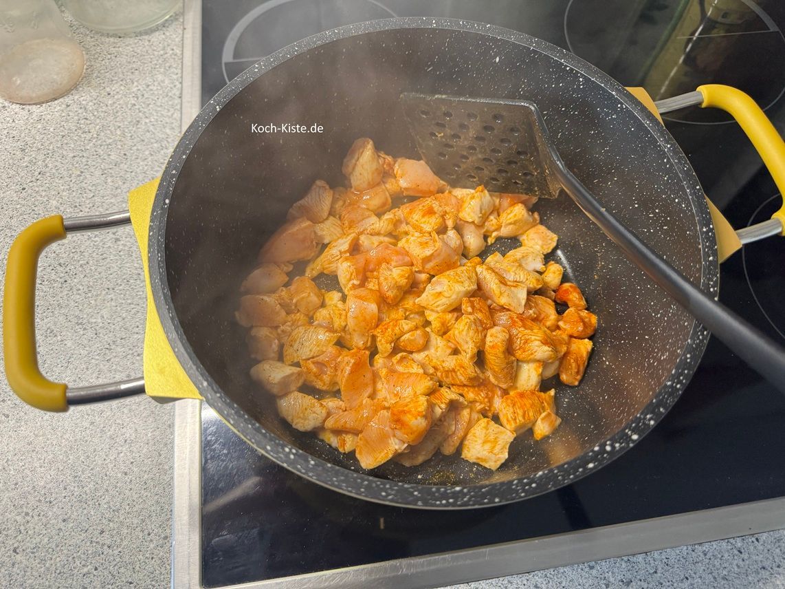 brate das Flesich gut 4 Minuten an und wende dabei immer wieder alles mit dem Pfannenwender