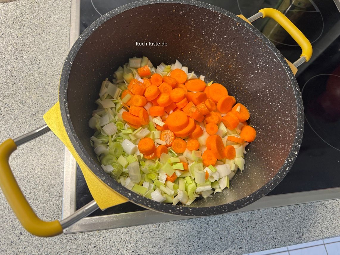schütte das Gemüse ( Wurzel/Porree) in das Bratfett vom Fleisch
